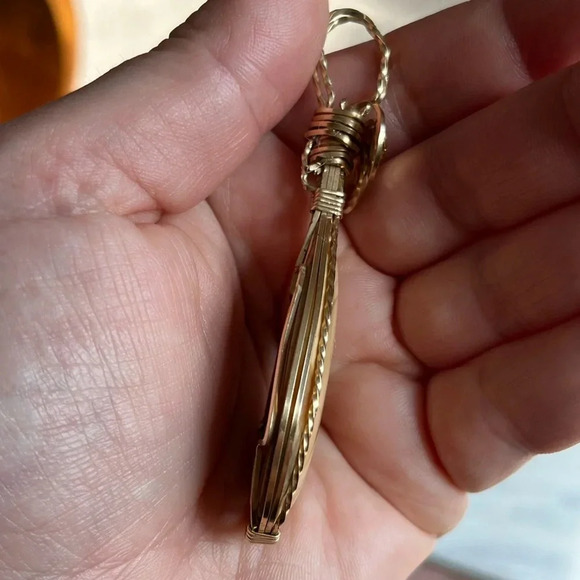 Gold tone wire wrapped semi-precious teardrop stone pendant - Picture 5 of 10